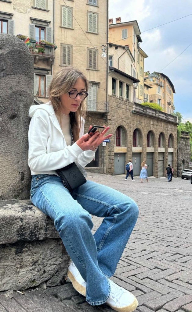 Monika specjalistka od e-commerce, psychologii, filozofii stoickiej, sportu. Siedzi z telefonem w centrum Włoskiego miasteczka.